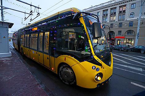 Общественный транспорт Минска оформили новогодней иллюминацией