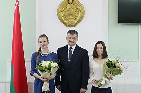 Дарью Домрачеву и Надежду Скардино чествовали в Минспорта