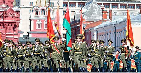 Государственный флаг Беларуси пронесли белорусские военные на параде Победы в Москве