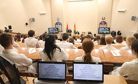 Студенты-медики подарили Лукашенко пейзаж малой родины и пригласили на 100-летие БГМУ