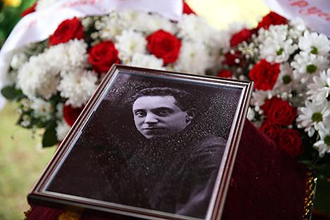 Прах Змитрока Бядули перезахоронили в Минске