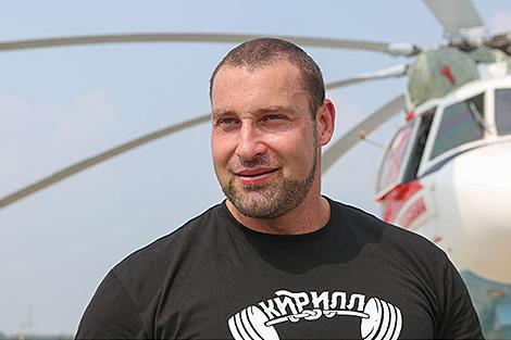 Белорусский силач Кирилл Шимко сдвинул с места и протащил многотонный троллейбус с пассажирами