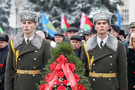 Капсулу с землей с 124 братских могил Белыничского района передали в Минск