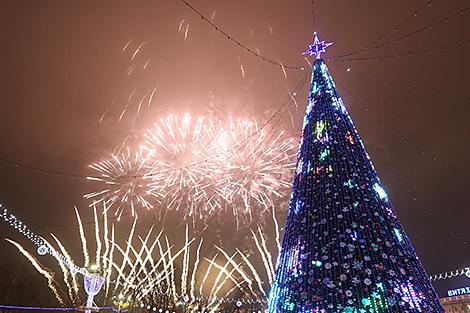 Новогодняя елка в Минске вошла в топ-5 самых высоких в СНГ