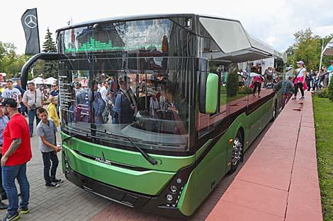 МАЗ к 75-летнему юбилею презентовал автобус третьего поколения