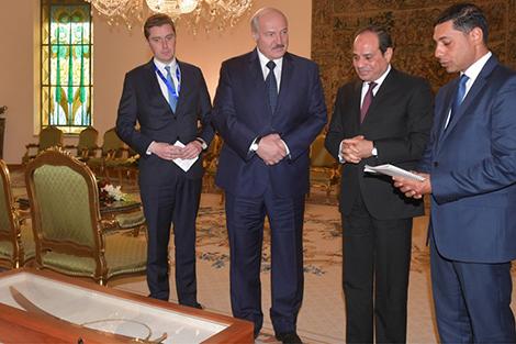Президент Египта вручил Лукашенко меч, а в подарок получил Коран