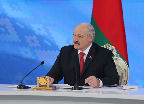 Лукашенко молодым специалистам: Не рвитесь сразу наверх и не думайте, что миллионы посыпятся