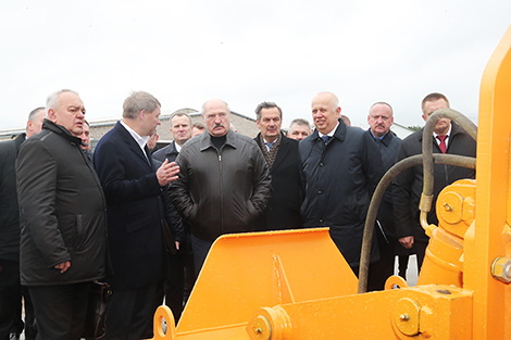Лукашенко поставил перед промышленниками задачу расширить линейку дорожно-строительных машин