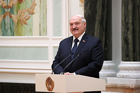 Лукашенко: белорусы достойно прошли через испытание на прочность национального единства