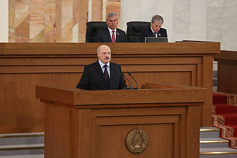 Лукашенко о подходах в работе власти: Мы должны уметь слушать и слышать людей