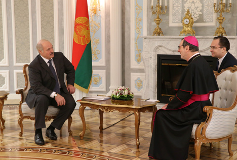 Лукашенко: В Беларуси поддерживают религии, которые служат спокойствию и стабильности