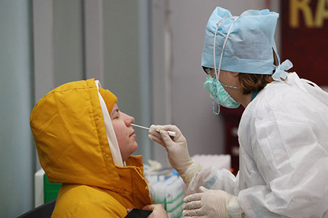 Ежедневно в аэропорту Минск более 150 человек проходят лабораторные обследования на коронавирус