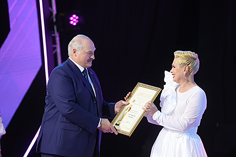Лукашенко, вручив награду Спиридович, напомнил, как 