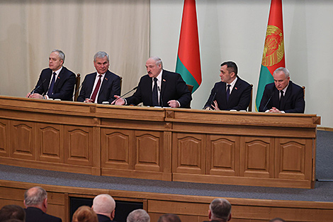 Лукашенко о работе в условиях санкций: надо шевелиться, мы должны выстоять