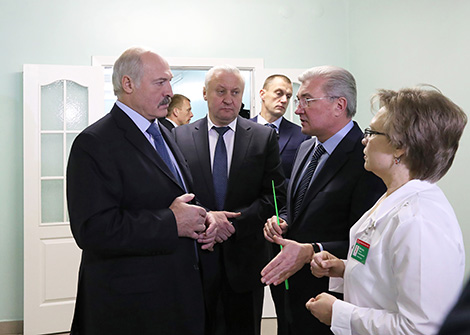 Лукашенко потребовал обратить более серьезное внимание на медучреждения в районах