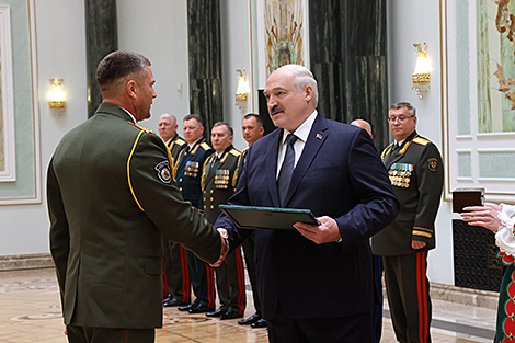 Лукашенко: в Беларуси защита Родины была и будет в руках мужественных и отважных людей