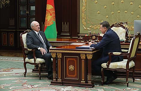 Лукашенко поручил встряхнуть всю систему потребкооперации в Беларуси