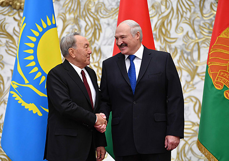 Лукашенко поздравил Назарбаева с национальным праздником