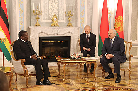Лукашенко видит большой фронт работы для Беларуси в Зимбабве