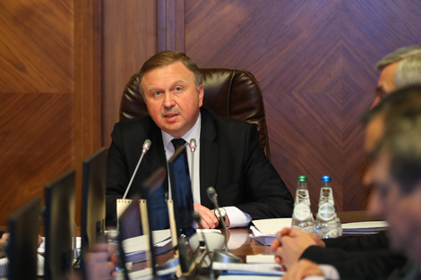 Кобяков требует более активного решения задач по диверсификации экспорта и развитию услуг