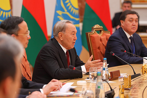 Назарбаев: Беларуси и Казахстану выгодно расширять сотрудничество в сфере сборочного производства техники