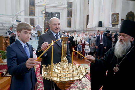 Лукашенко благодарит священнослужителей за вклад в развитие Беларуси