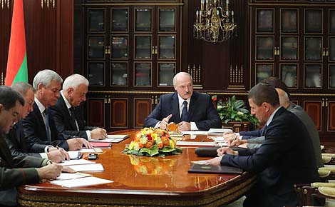 Лукашенко намерен в ближайшее время отреагировать на ряд заявлений в СМИ и интернете