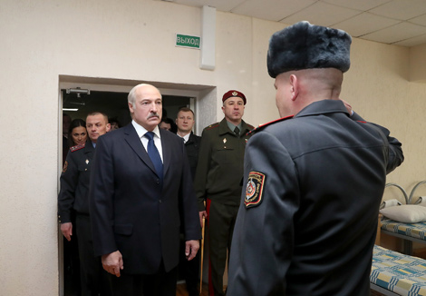 Лукашенко: даже в мирное время роль внутренних войск велика