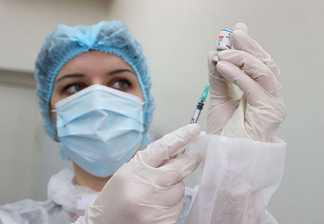 Пиневич: первую дозу вакцины против COVID-19 в Беларуси получили около 2,9 млн человек