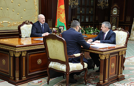 Лукашенко: люди должны быть одеты и накормлены