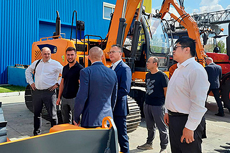 Amkodor, Great Stone resident discuss cooperation in bulldozer production