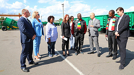 Bobruiskagromash, Zimbabwean ambassador discuss delivery of Belarusian farm machines to Africa