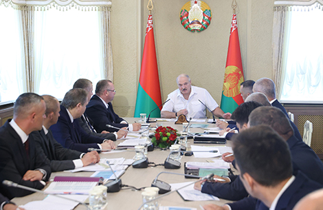 Lukashenko sets goal to increase average salary to $700-800 by 2025
