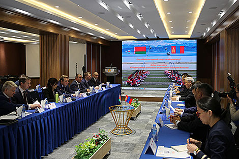 Belarusian FM meets with business community of Mongolia