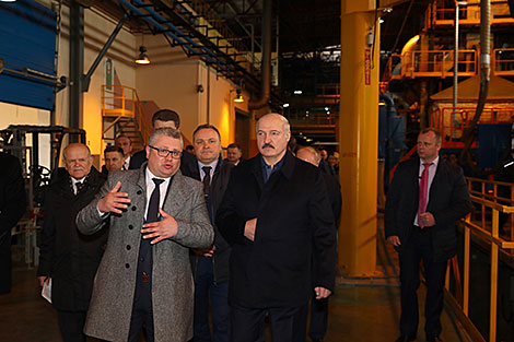Lukashenko pledges support for Neman Glassworks