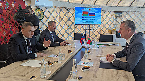 Ambassador discusses cooperation opportunities with Russian governors at Forum of Regions