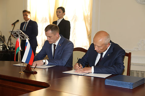 Regions of Belarus, Russia sign ten cooperation documents in Mogilev