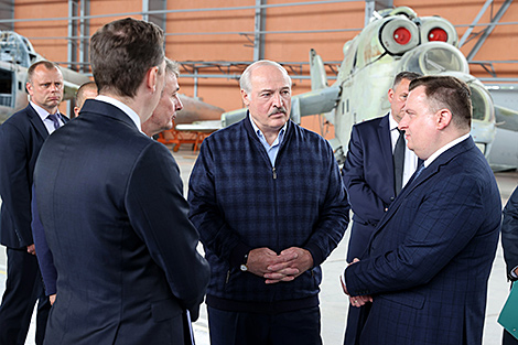 Lukashenko visits Orsha Aircraft Repair Plant