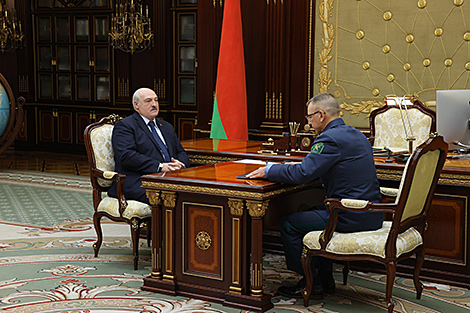 Lukashenko meets with customs service chief, discusses sanctions, budget replenishment