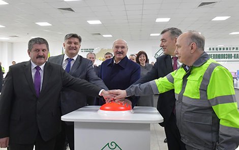 Лукашенко осуществил символический пуск производства сульфатной беленой целлюлозы на Светлогорском ЦКК