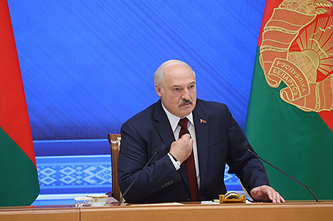 Лукашенко - западным политикам: прежде чем вводить против нас санкционные меры, надо просто думать