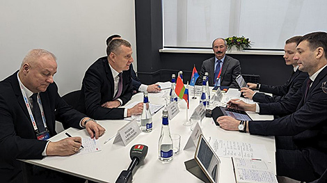 Крутой на Красноярском экономическом форуме провел переговоры с руководителями пяти регионов РФ