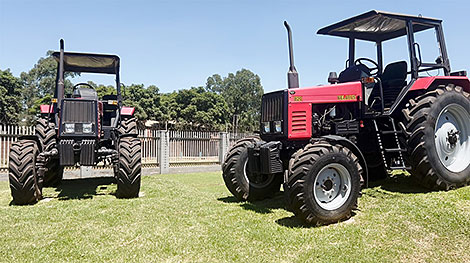 Беларусь начинает поставлять тракторную технику и комбайны в Зимбабве