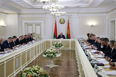 Лукашенко: наелись уже болтовни о глобальных трендах, время военное