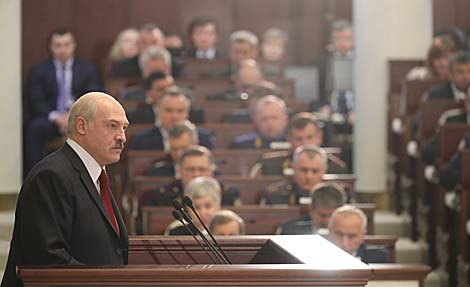 Лукашенко недоволен неоправданно долгой модернизацией крупных предприятий