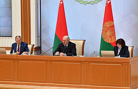 Лукашенко требует от правительства обеспечить эффективную и прозрачную торговлю на внешних рынках