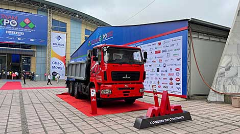 МАЗ представил самосвал для перевозки сыпучих и строительных грузов на выставке в Ханое