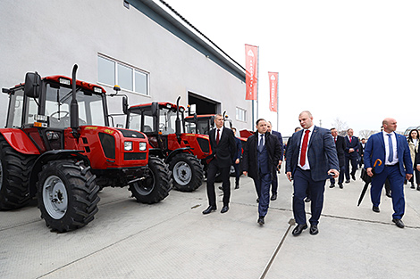 Беларусь передала 120 тракторов сельхозпредприятиям Новосибирской и Омской областей России