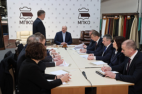 Лукашенко поручил объединить производителей кожаных изделий в 