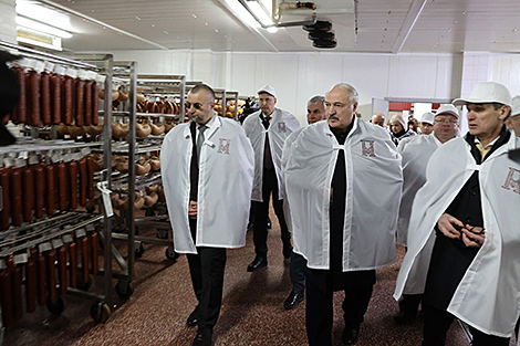 Лукашенко в Глубоком после посещения молочно-консервного комбината и дегустации сгущенки приехал на мясокомбинат